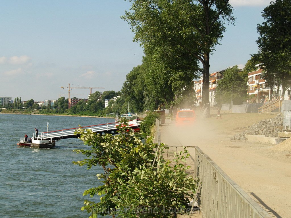 Einsatz Loeschboot und Rettungsboot Koeln Muelheim  P14.JPG